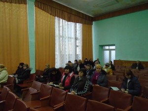 dscПродовжуючи практику проведення навчання профактиву безпосередньо в територіальних організаціях, обкомом профспілки в період з 24 по 26 листопада проведено семінари-навчання з головами профкомів. Профорганізаторами, членами виборних профспілкових органів Кам’янської, Корсунь-Шевченківської та Канівської районних організацій профспілки працівників державних установ. В семінарах також приймали участь керівники районних державних адміністрацій, районних рад, спеціалісти кадрових служб державних установ, депутати місцевих рад, голови та секретарі сільських рад - всього біля 150 осіб.   	Перед учасниками семінарів виступили голова обласної організації профспілки працівників державних установ Катерина Кучугурна, заступник начальника міжрегіонального управління Національного агентства України з питань державної служби у м. Києві, Київській, Чернігівській та Черкаській областях, член президії обкому профспілки Василь Олійник, технічний інспектор праці Федерації профспілок Черкаської області Сергій Калюжний, головний бухгалтер обкому профспілки Ірина  Свергунова, завідуючий відділом обкому профспілки Юрій Березюк. 	Голова обкому профспілки К.Л. Кучугурна ознайомила учасників семінарів з принципами і порядком ведення соціального діалогу на рівні територіальних та регіональних організацій Профспілки, ЦК Профспілки працівників держустанов та Федерації профспілок України. Акцентувала увагу присутніх на ролі колективних договорів в житті трудових колективів, особливо в період реформування місцевих органів влади, забезпеченню встановлених законодавством України прав і гарантій діяльності профспілкових організацій. Проінформувала про роботу Федерації профспілок України, ЦК та обкому профспілки по захисту прав та інтересів членів профспілки у зв’язку із шоковим підвищенням ціни на газ і тарифів на житлово-комунальні послуги, участі членів обласної організації профспілки у Всеукраїнській акції протесту 6 липня під гаслом «Європейським цінам – європейську зарплату» та підготовки до Всеукраїнської акції 8 грудня 2016 року. Ознайомила присутніх з основними змінами, внесеними до Статуту професійної спілки працівників державних установ України. 	Василь Олійник в своєму виступі на життєвих прикладах висвітив особливості застосування антикорупційного законодавства України щодо державних службовців і посадових осіб місцевого самоврядування, порядку подання ними декларацій про доходи. Розповів про правові засади соціально-економічного захисту державних службовців і посадових осіб місцевого самоврядування та ролі виборних органів первинних організацій Профспілки у забезпеченні трудових і соціально-економічних прав членів профспілки,   про  спільну роботу Національного агентства України з питань державної служби та ЦК профспілки працівників державних установ над змінами в оплаті праці державних службовців, в підготовці до другого читання проекту Закону України  «Про службу в органах місцевого самоврядування»  	Питання запобігання та порядку розслідування нещасних випадків на виробництві були темою виступу технічного інспектора праці Федерації профспілок Черкаської області Сергія Калюжного. 	Головний бухгалтер обкому профспілки Ірина Свергунова ознайомила профспілковий актив із змінами в Статуті Профспілки, що стосуються фінансової діяльності профспілкових організацій, з  особливостями ведення бухгалтерського обліку в профспілкових організаціях у зв’язку з внесенням змін до Податкового кодексу України. 	Про роботу виборних органів первинних організацій по   контролю за виконанням колективних договорів, порядку підведення підсумків виконання колективних договорів за 2016 рік та укладання нових на 2017 рік,  вдосконалення організаційної та інформаційної роботи в первинних  та територіальних організаціях йшлося у виступі завідуючого відділом обкому профспілки Юрія Березюка.	 	Виступаючі надали відповіді на чисельні запитання присутніх на семінарах.	 Голова обласної організації Профспілки Кучугурна К.Л. зустрілася з першим заступником голови Кам’янської райдержадміністрації Б.М. Солошенком, заступником голови Кам’янської райдержадміністрації В.В.Коваленком, Кам’янським міським головою В.І. Тіроном,  головою Корсунь-Шевченківської райдержадміністрації В.Т.Клименком, першим заступником голови Канівської райдержадміністрації Т.П.Жівотовою, головою Канівської районної ради  С.В. Геращенком,   Канівської міським головою І.О. Ренькасом   і обговорила питання вдосконалення співпраці  і консолідації зусиль, спрямованих на захист соціально-економічних і трудових прав працівників, поглибленн00631